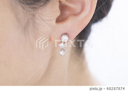 ピアスをつけた女性 ピアスをつけた女性 68287874