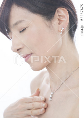 アクセサリーをつけた女性 68287875