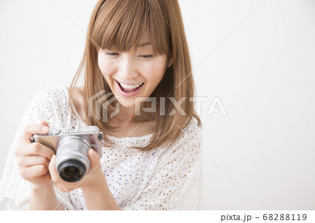 写真を撮る女性 68288119