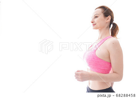 ランニングをする笑顔の若い女性 ランニングをする笑顔の若い女性 68288458