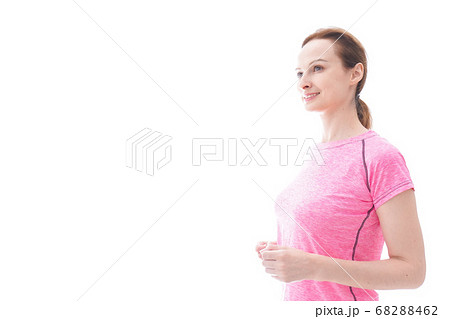ランニングをする笑顔の若い女性 ランニングをする笑顔の若い女性 68288462