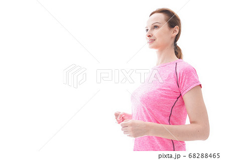 ランニングをする笑顔の若い女性 ランニングをする笑顔の若い女性 68288465