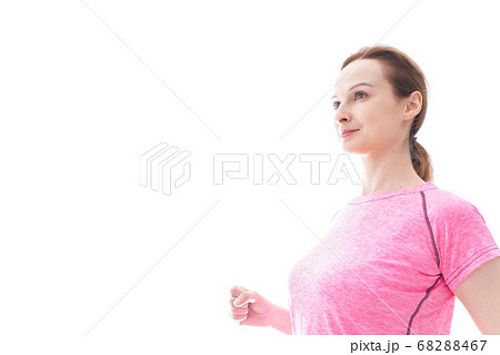 ランニングをする笑顔の若い女性 ランニングをする笑顔の若い女性 68288467