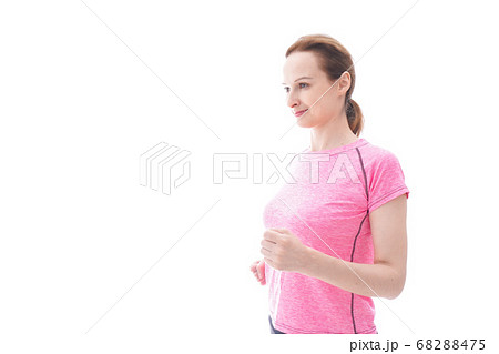 ランニングをする笑顔の若い女性 ランニングをする笑顔の若い女性 68288475