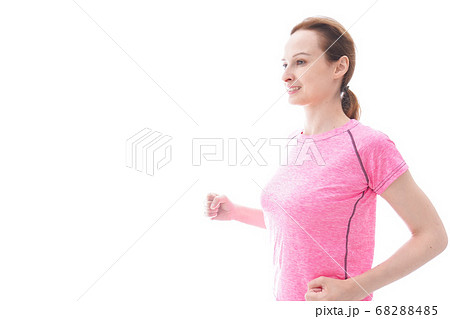 ランニングをする笑顔の若い女性 ランニングをする笑顔の若い女性 68288485