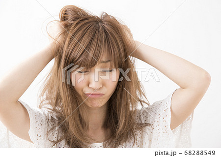 傷んだ髪の毛に悩む女性 傷んだ髪の毛に悩む女性 68288549