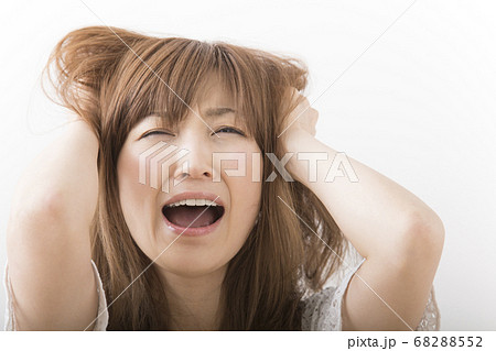 傷んだ髪の毛に悩む女性 68288552