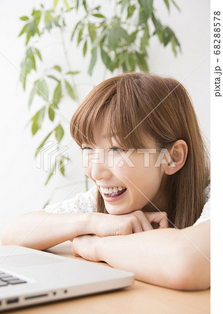 ノートパソコンで映画を見る女性の写真素材 6578