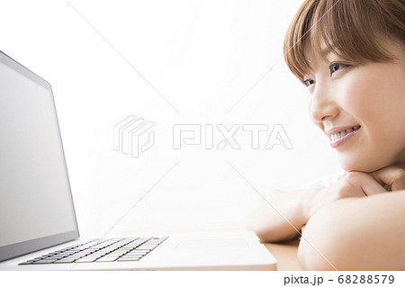 ノートパソコンで映画を見る女性 68288579