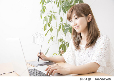 ペンタブレットでイラストを描く女性の写真素材 6580