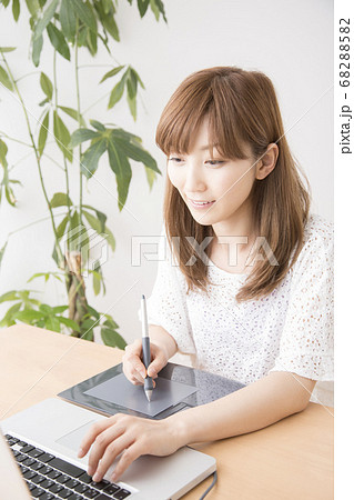 ペンタブレットでイラストを描く女性 ペンタブレットでイラストを描く女性 68288582