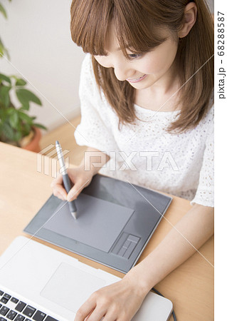 ペンタブレットでイラストを描く女性 ペンタブレットでイラストを描く女性 68288587