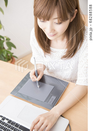 ペンタブレットでイラストを描く女性 ペンタブレットでイラストを描く女性 68288588