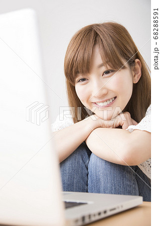ノートパソコンで映画を見る女性の写真素材 6591
