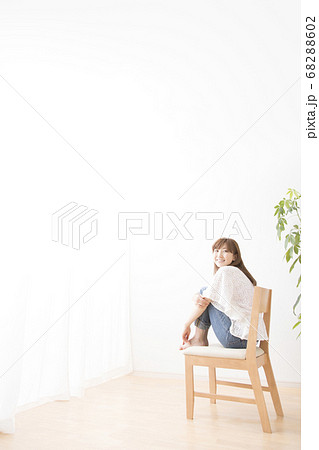 椅子に座る女性 68288602