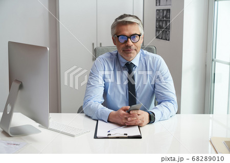 Medical worker ready to meet his next patient Medical worker ready to meet his next patient 68289010