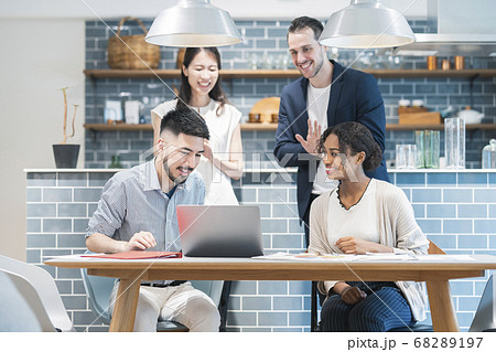 PC画面に向かって手を振るビジネスマンたち 68289197