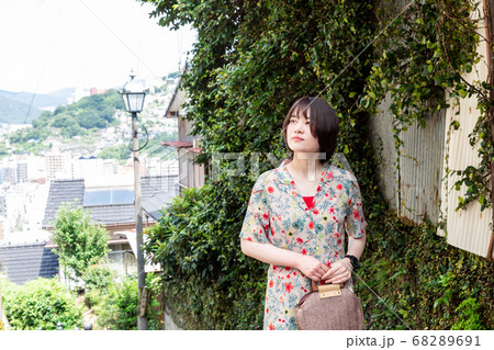 幕末時代の息吹を感じる長崎の龍馬通りの観光客の写真素材 6691