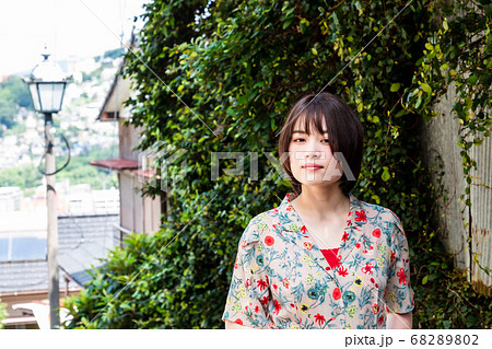 幕末時代の息吹を感じる長崎の龍馬通りの観光客の写真素材 6802