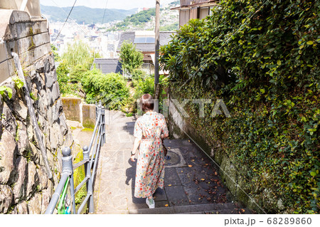 幕末時代の息吹を感じる長崎の龍馬通りの観光客の写真素材 6860