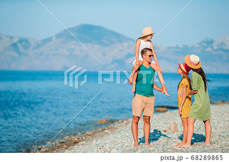 Young family on vacation have a lot of fun 68289865