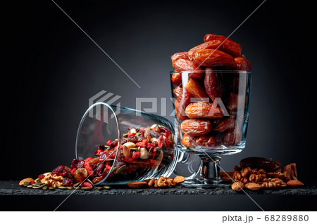 Dates and dried fruits, nuts and seeds. 68289880