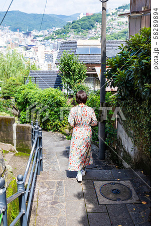 幕末時代の息吹を感じる長崎の龍馬通りの観光客の写真素材 64