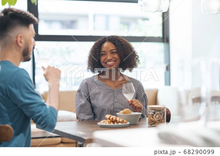 談笑するカップル・夫婦のイメージ写真 談笑するカップル・夫婦のイメージ写真 68290099