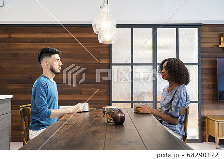 談笑するカップル・夫婦のイメージ写真 談笑するカップル・夫婦のイメージ写真 68290172