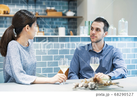 談笑するカップル・夫婦のイメージ写真 談笑するカップル・夫婦のイメージ写真 68290527