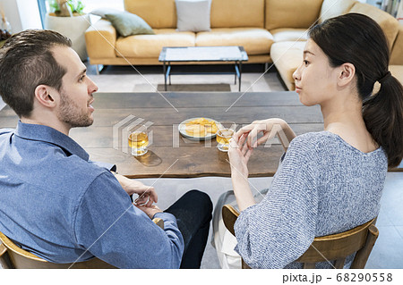 談笑するカップル・夫婦のイメージ写真 談笑するカップル・夫婦のイメージ写真 68290558