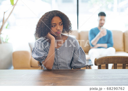 けんかして険しい表情を見せる男女 けんかして険しい表情を見せる男女 68290762