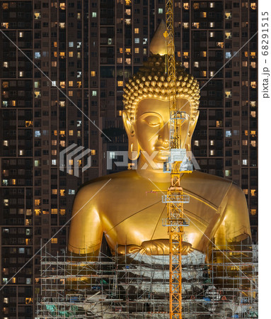 The Giant Golden Buddha in Wat Paknam Phasi The Giant Golden Buddha in Wat Paknam Phasi 68291515