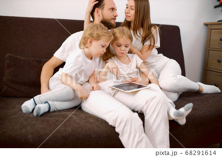 portrait of friendly family with tablet at home 68291614
