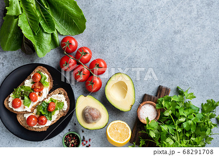 Healthy vegetarian toast with grilled cherry tomatoes 68291708