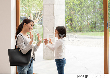 若いワーキングマザーと子供 68293078