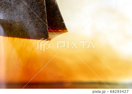 お湯中のティーバッグのクローズアップ画像 68293427