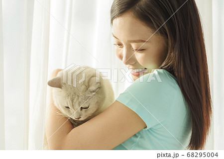 Women lifestyle pets 68295004