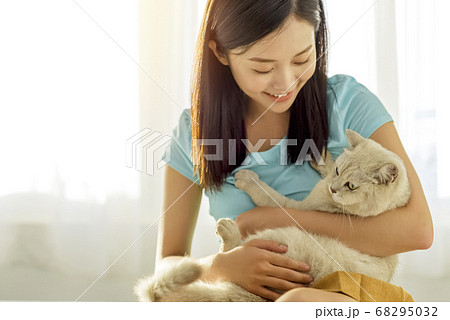 Women lifestyle pets 68295032