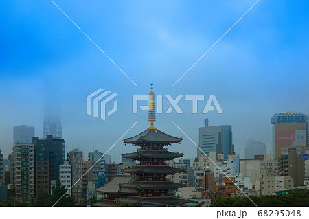 浅草寺の五重塔と東京スカイツリー 朝の写真素材