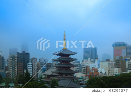 浅草寺の五重塔と東京スカイツリー 朝の写真素材