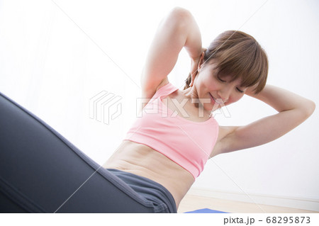 腹筋をする女性 68295873