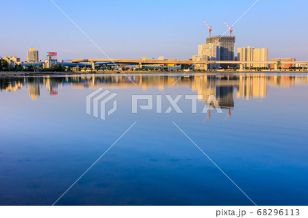 御島水域の朝風景（香椎海岸遊歩道　アイランドシティ）　【福岡市東区】 68296113