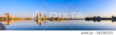 御島水域の朝風景（香椎海岸遊歩道　アイランドシティ）　パノラマ　【福岡市東区】 68296205