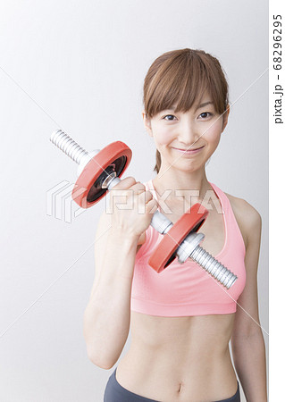 ウエイトトレーニングをする女性 ウエイトトレーニングをする女性 68296295