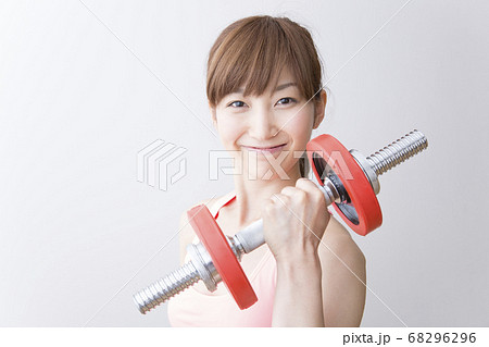 ウエイトトレーニングをする女性 68296296