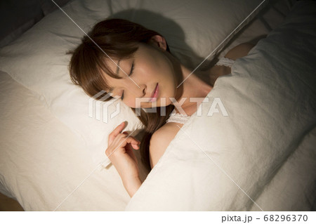 ベッドで眠る女性 68296370