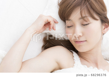 ベッドで眠る女性 68296376