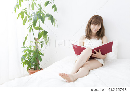 ベッドで本を見る女性 68296743