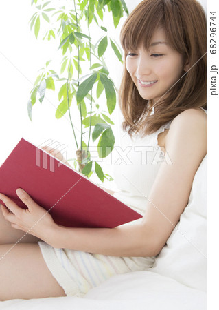 ベッドで本を見る女性 ベッドで本を見る女性 68296744